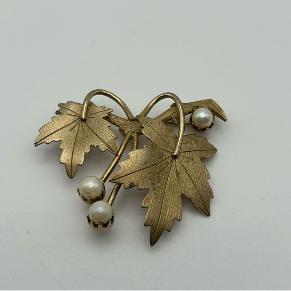 Set of Two Vintage Sarah Coventry Gold Tone Leaf Brooches with Faux Pearls - Picture 4 of 9